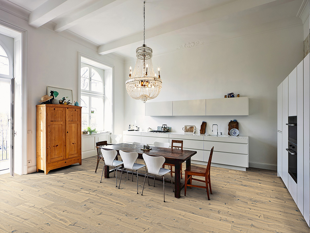 cucina moderna con pavimento in legno