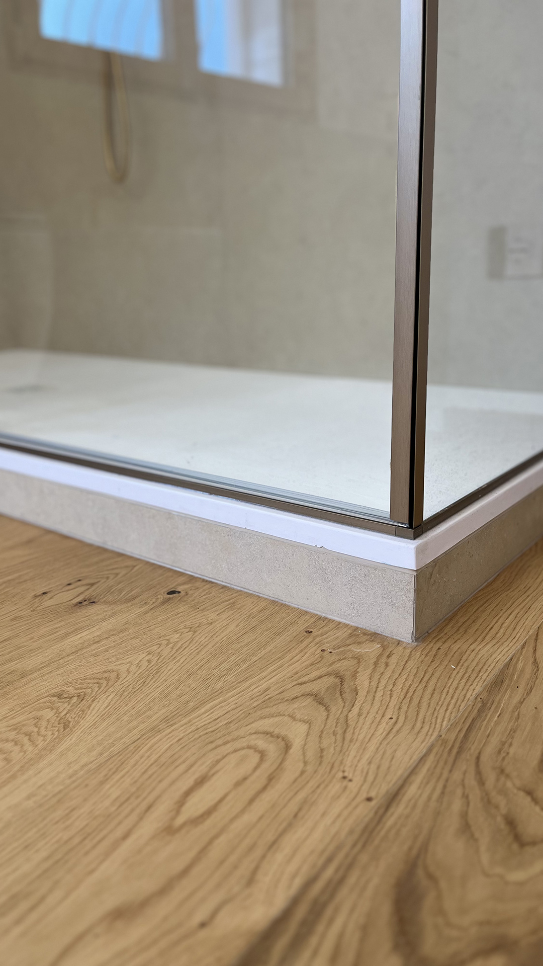 doccia walk-in dettaglio con parquet doccia walk-in dettaglio con parquet